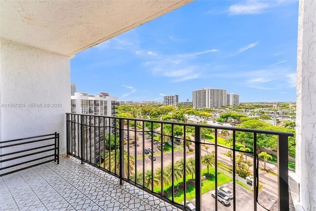 Building Photo - 800 Parkview Dr Unit 1007