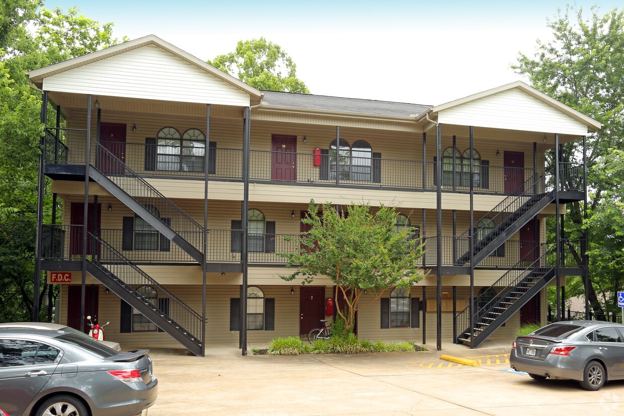 Floor Plan - College Pointe