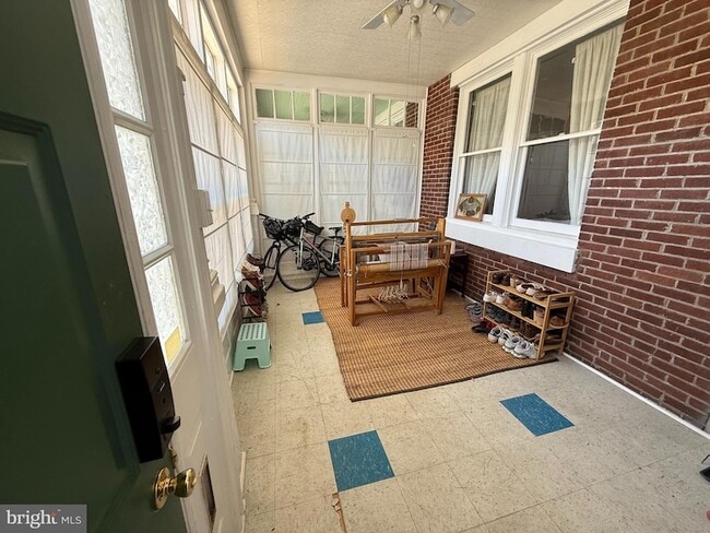 Photo - 3368 Vaux St
