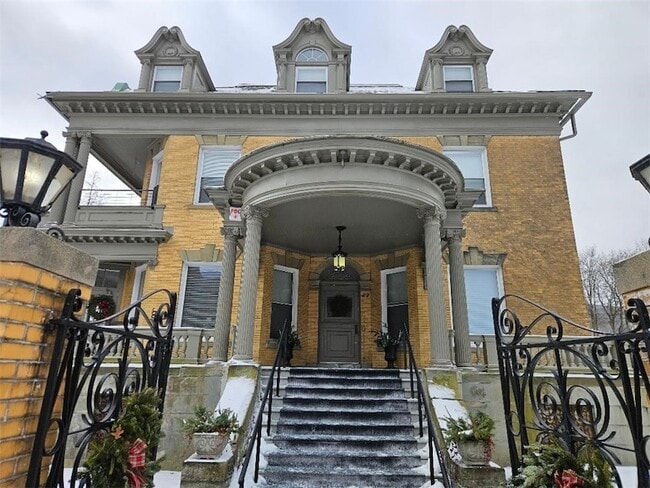 Building Photo - 22 W 3rd St