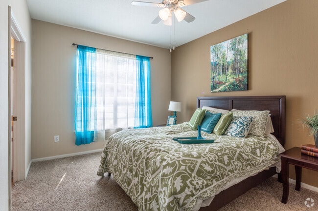 2BR, 1BA - 969SF - Farnham Park