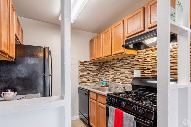 1BR, 1BA - 705SF - Belcrest Plaza