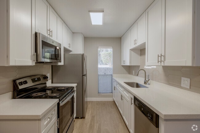 1BR, 1BA - 613SF - Kitchen - Sunrise in Biltmore
