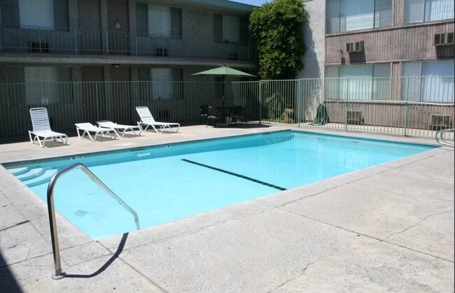 Photo - Burbank Oaks Apartments