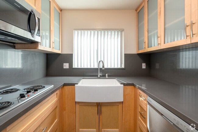 2BR, 2BA - 1,200SF - Kitchen - 11924-11934 Riverside Dr