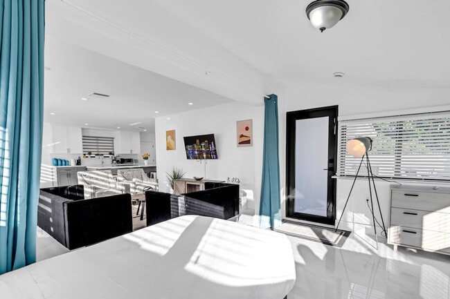 Photo - 17835 NE 6th Ave Unit ID1372317P