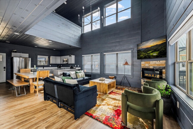 Building Photo - 528 Warbonnet Wy Unit ID1022144P