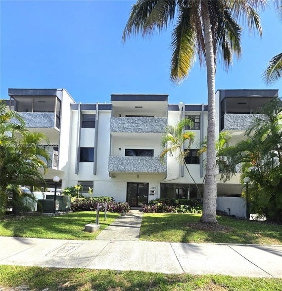 Building Photo - 3582 NE 171 St Unit 307