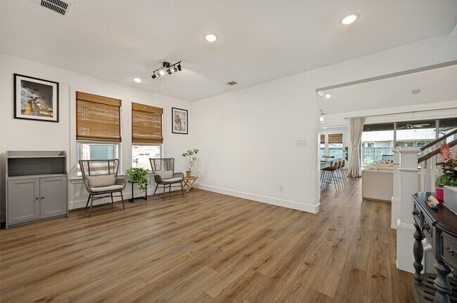 Photo - 724 Danbury St