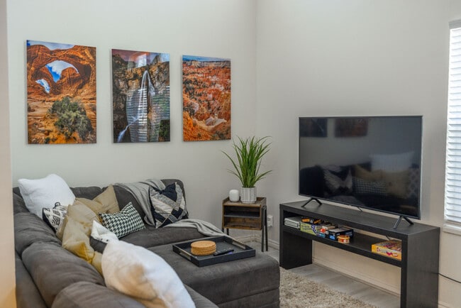 Photo - 924 Lowell Ave S Unit SI ID1249884P