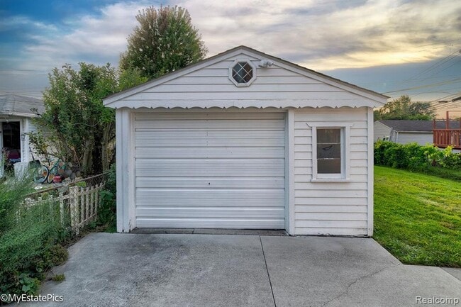 Photo - 6151 Helen St