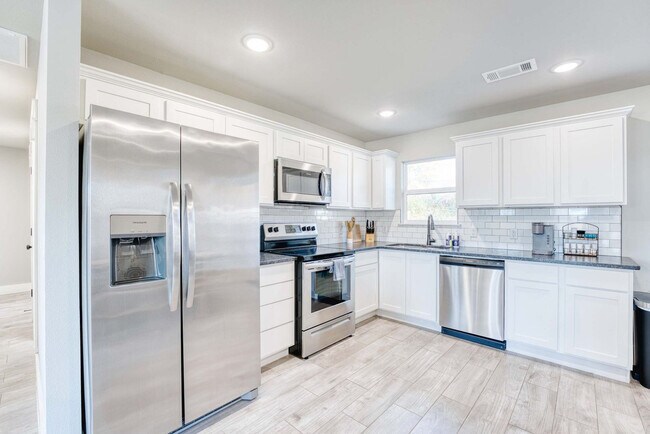 Photo - 214 NW L St Unit ID1363336P