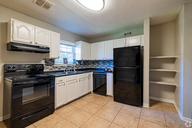 Kitchen - Eagle Trace Apartments