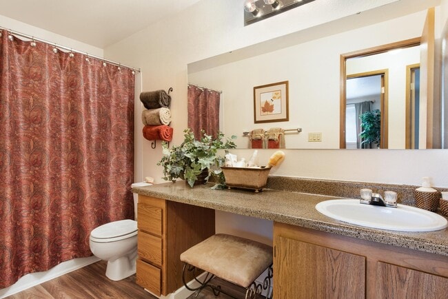 Full Bathroom - Mariners Glen Apartment Homes
