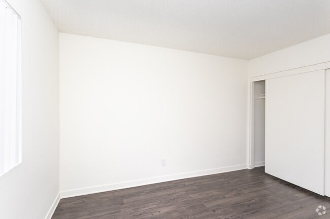 1BR, 1BA - 563SF - Bedroom - Piccadilly Square