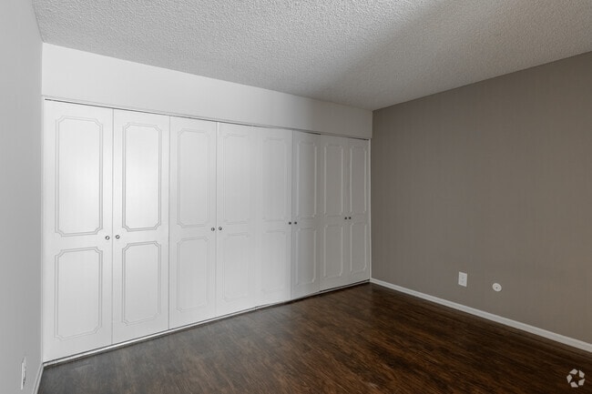 Studio, 1BA - Alsace - 541SF - Studio - Versailles on the Lake Apartments