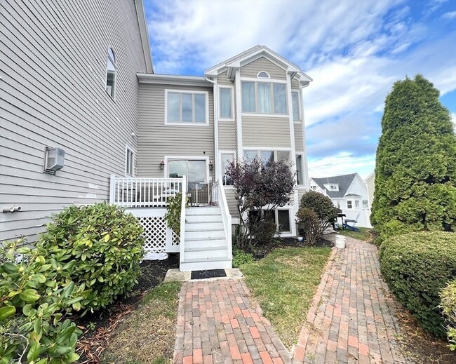 Building Photo - 143 Grovers Ave