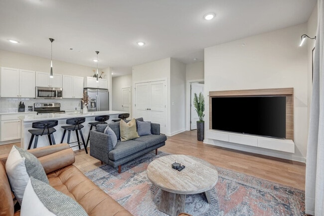 Building Photo - 600 E Trinity Ln Unit ID1049679P