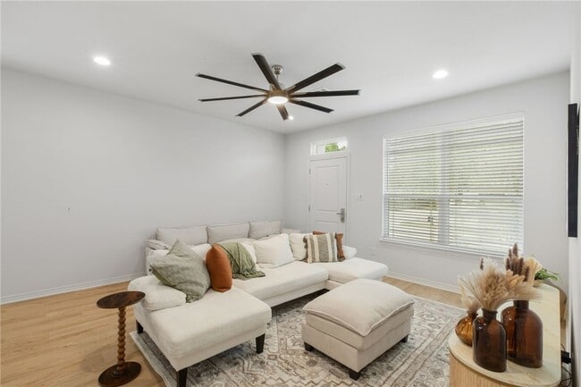 Photo - 240 Richards St