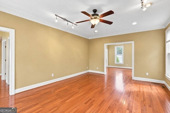 Photo - 3535 Claridge Dr NE