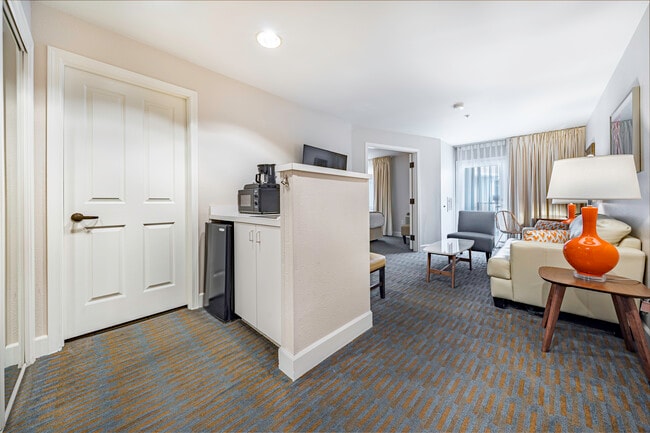 King Suite - Lot's of room - Ashland Hills Hotel Apartments