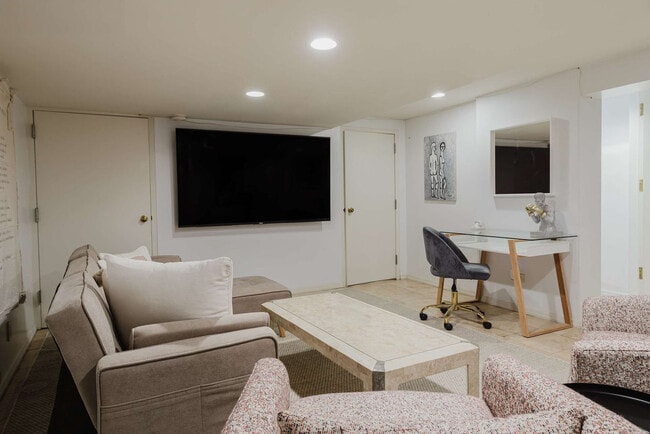 Photo - 323 E 51st St Unit SI ID1023423P