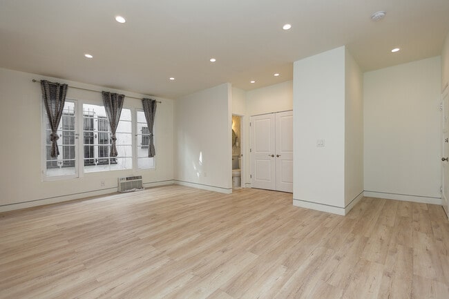 Photo - 7223-7229 Willoughby