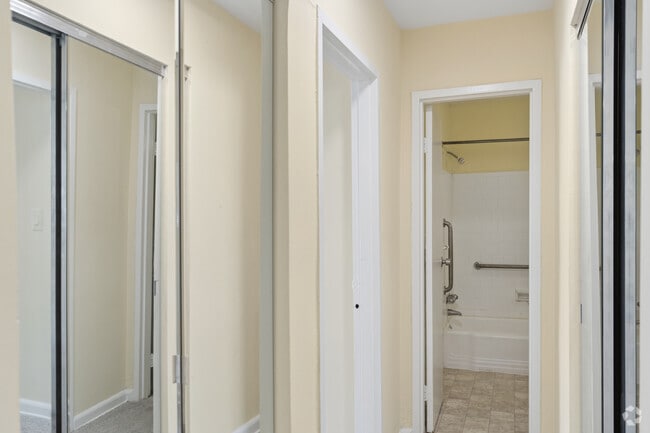 1BR, 1BA - 832SF - Hallway - The Alison