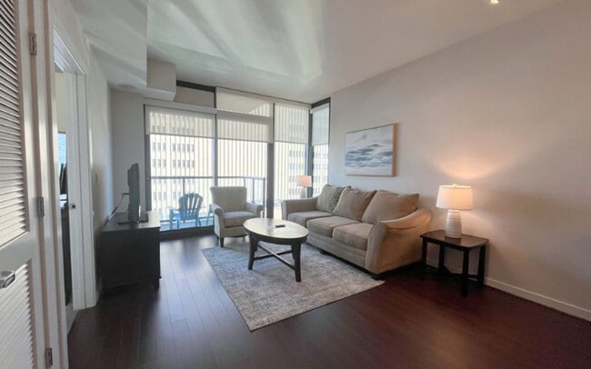 Building Photo - 3380 Peachtree Rd NE Unit ID1320721P