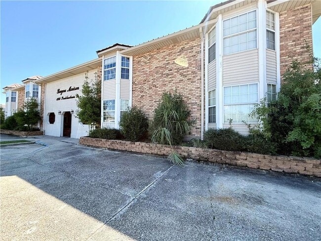 Building Photo - 4800 Pontchartrain Dr Unit 17