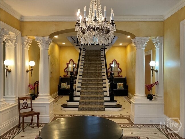 Photo - 920 E Victory Dr