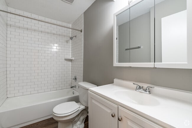 2BR, 1BA - 800SF - Bathroom - Forrest Cove