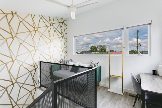 Building Photo - 930 E Jefferson St Unit ID1028897P