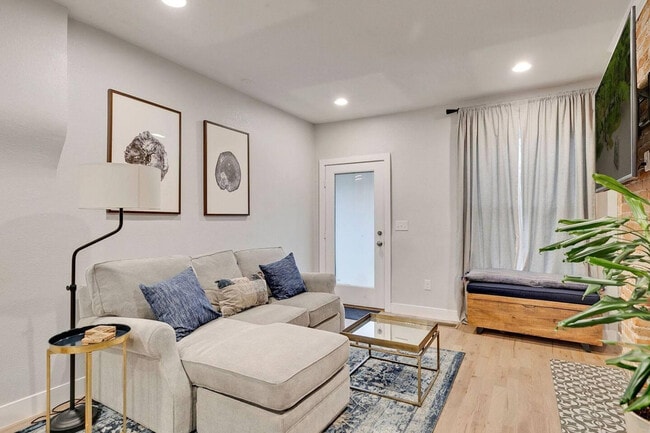 Building Photo - 3022 California St Unit ID1013136P