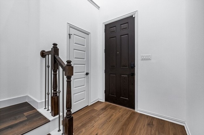 Photo - 1444 Kit King Dr