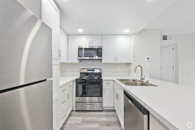 2BR, 1BA - 739SF - Kitchen - Park Villas Apartment Homes