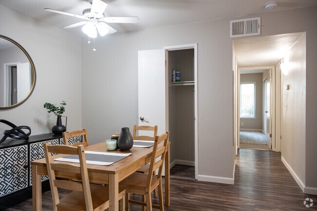 2BR, 1BA - 820SF - Diningroom - Oak & Ivy