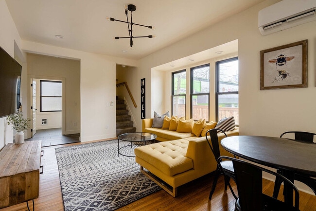 Building Photo - 3324 SE 24th Ave Unit ID1309837P