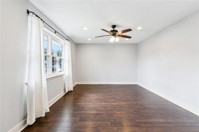 Photo - 1433 Poinsettia Dr