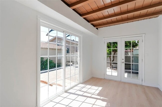 Photo - 11246 Saticoy St