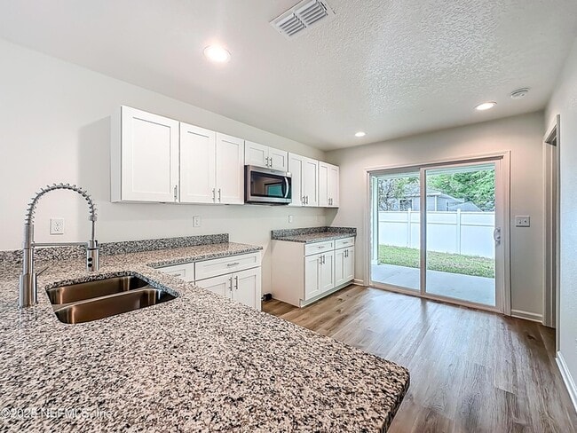 Photo - 780 W 5th St