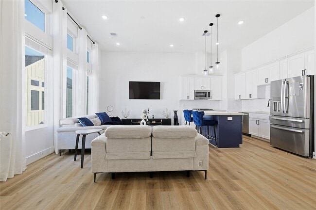 Photo - 107 W Whitney St