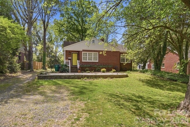 Building Photo - 2214 Arnold Dr