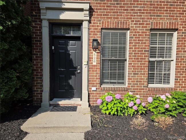 Building Photo - 526 Graten St Unit 13