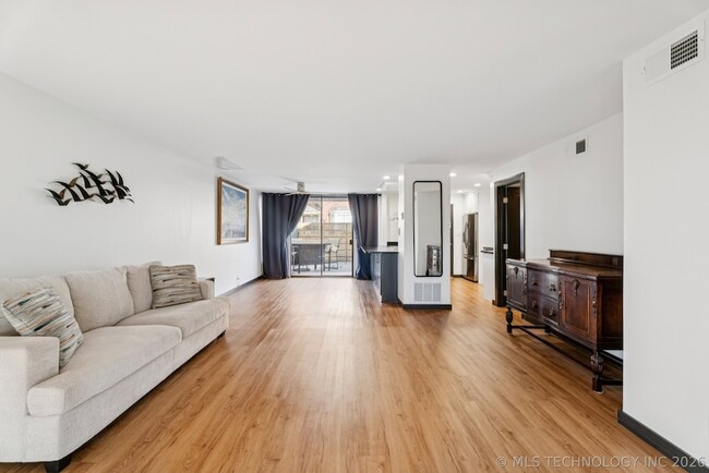 Building Photo - 410 W 7th St Unit 244
