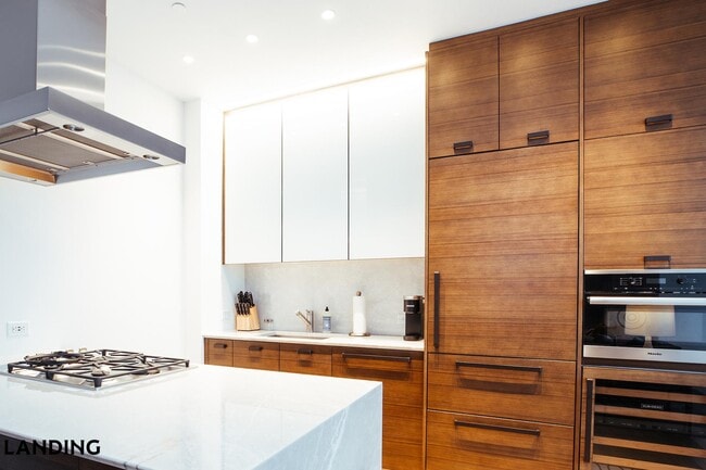 Building Photo - 17500 25th Ave NE Unit LL201