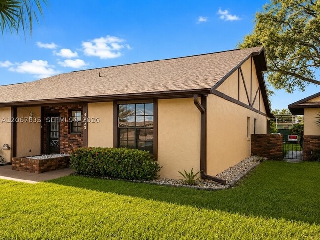Building Photo - 4633 Vilabella Dr