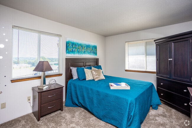 2BR, 2BA - 960 SF - Olde English Village