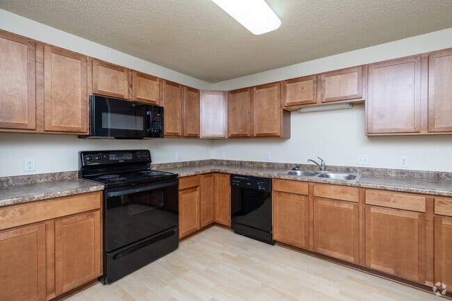 3BR, 2BA - 1,170SF - Kitchen - Amber Ridge Apartments