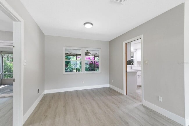 Photo - 3326 Young St